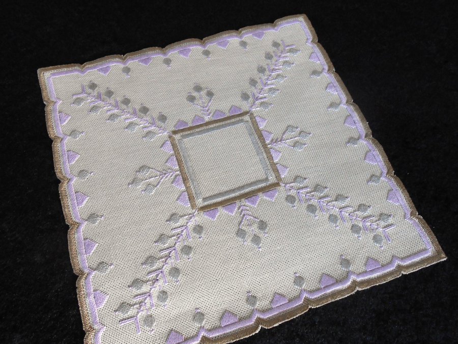 VACKER HANDBRODERAD DUK LILAGRÅTT OCH BEIGE PÅ BEIGE LINNEVÄV 27 X 27 CM