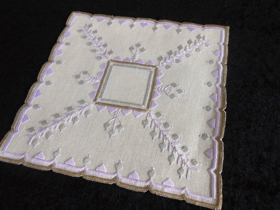 VACKER HANDBRODERAD DUK LILAGRÅTT OCH BEIGE PÅ BEIGE LINNEVÄV 27 X 27 CM