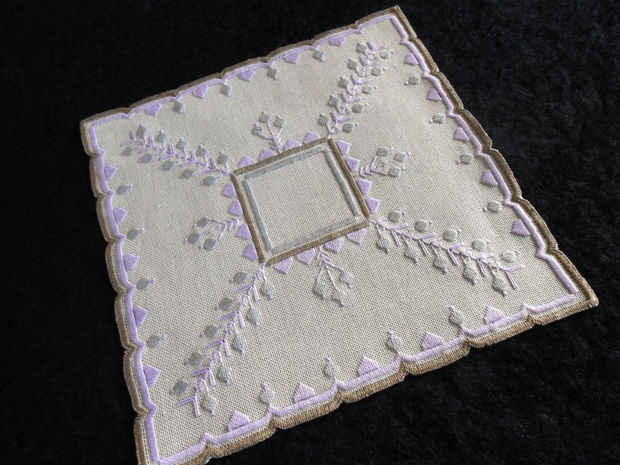 VACKER HANDBRODERAD DUK LILAGRÅTT OCH BEIGE PÅ BEIGE LINNEVÄV 27 X 27 CM