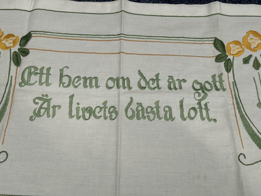 FIN BRODERAD VÄGGBONAD 64X36