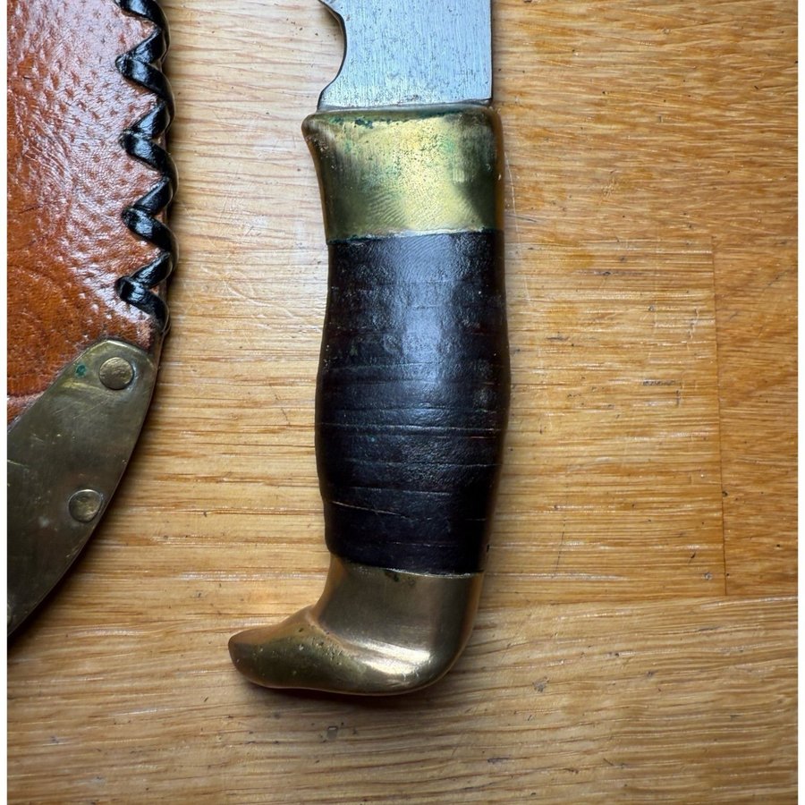 JAKTKNIV Med Läderfodral Mässing Kniv Jakt Fiske Outdoor Vildmark Knife Hunting