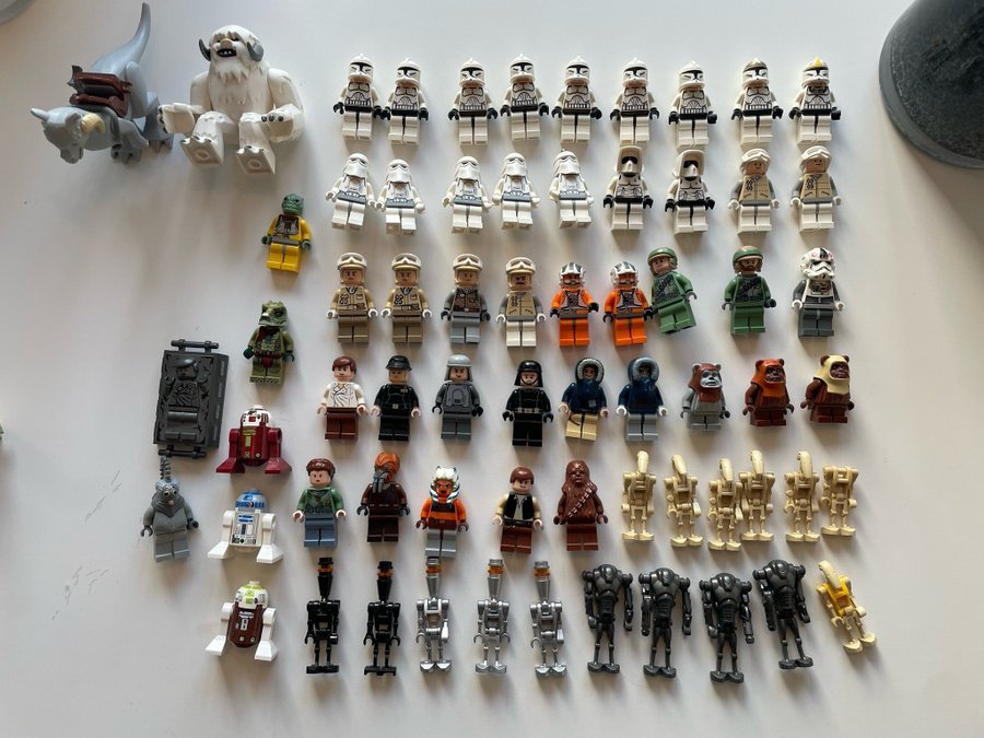 Stor samling av äldre Lego-Starwars figurer.