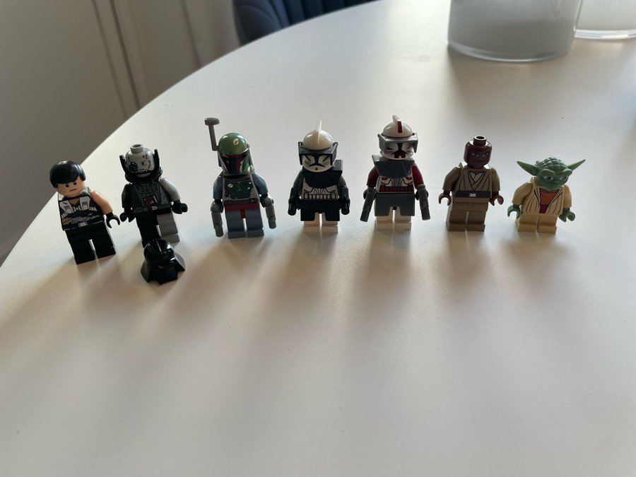 Stor samling av äldre Lego-Starwars figurer.