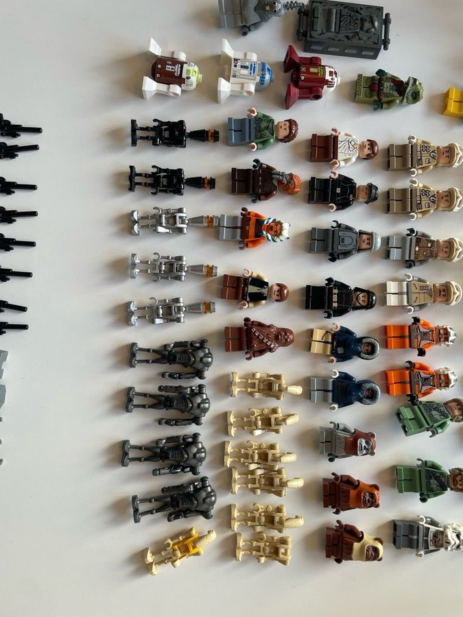 Stor samling av äldre Lego-Starwars figurer.