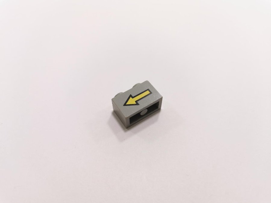 Lego - tryck - brick - part 3004p01 - 1x2 - pil - ljusgrå (old light gray)