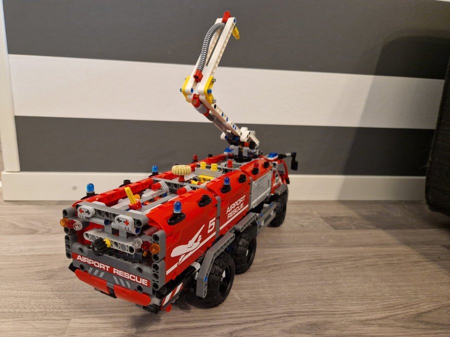 Lego technic 42068 Airport Rescue Vehicle brandbil räddningsbil