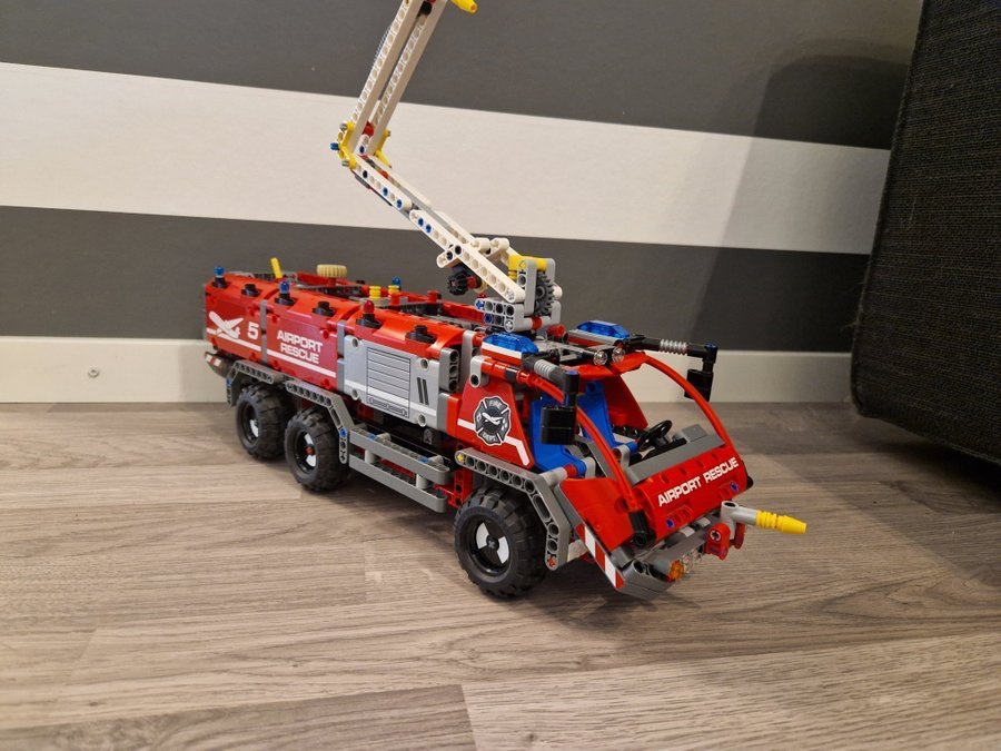 Lego technic 42068 Airport Rescue Vehicle brandbil räddningsbil