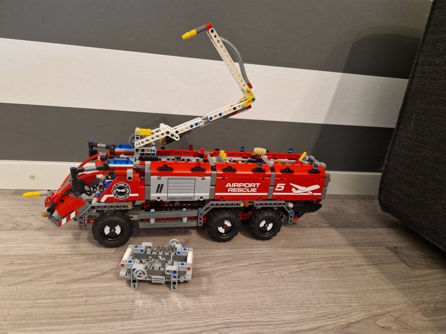 Lego technic 42068 Airport Rescue Vehicle brandbil räddningsbil