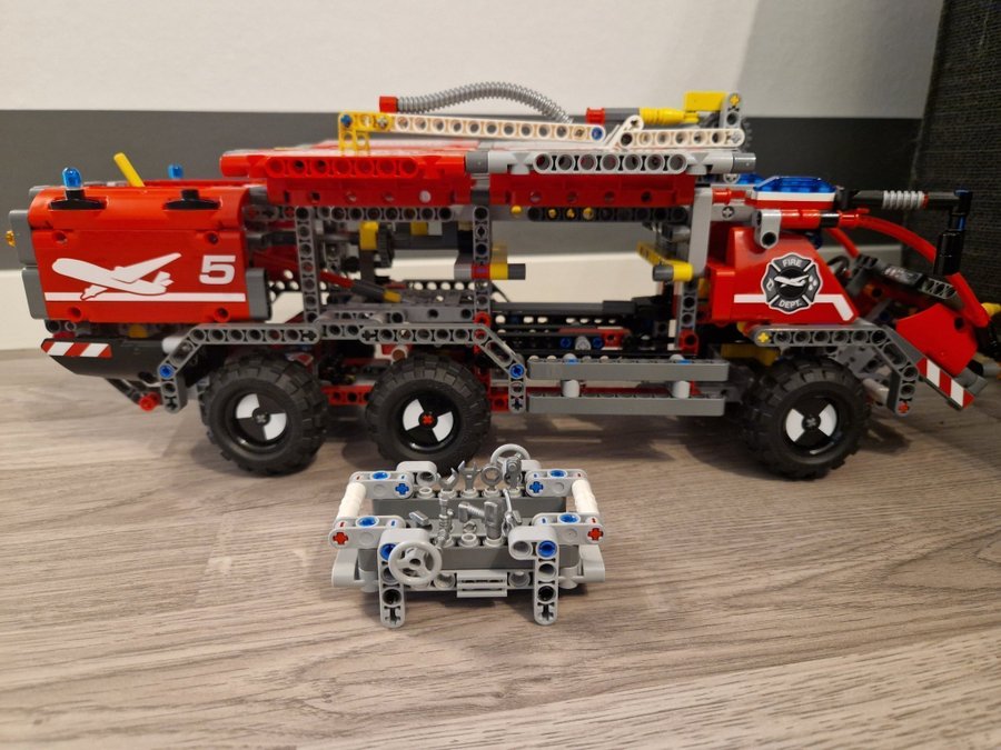 Lego technic 42068 Airport Rescue Vehicle brandbil räddningsbil