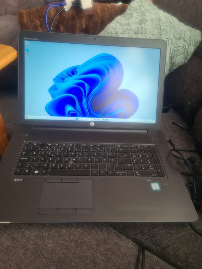 HP ZBook 17 G3-32 GB ram-256 GB ssd+1TB disk för lagring!