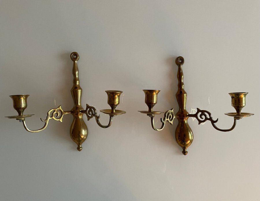 Ett par väggljusstakar, lampetter i mässing etikettmärke Genuine Brass