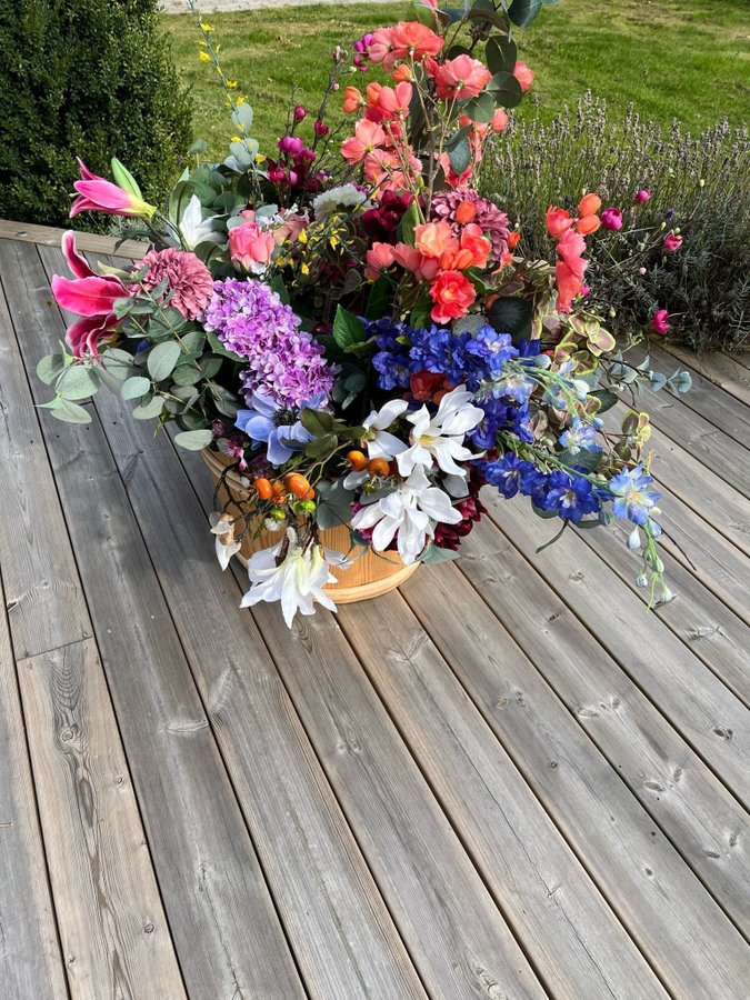 Konstgjord blomsterarrangemang i träfat