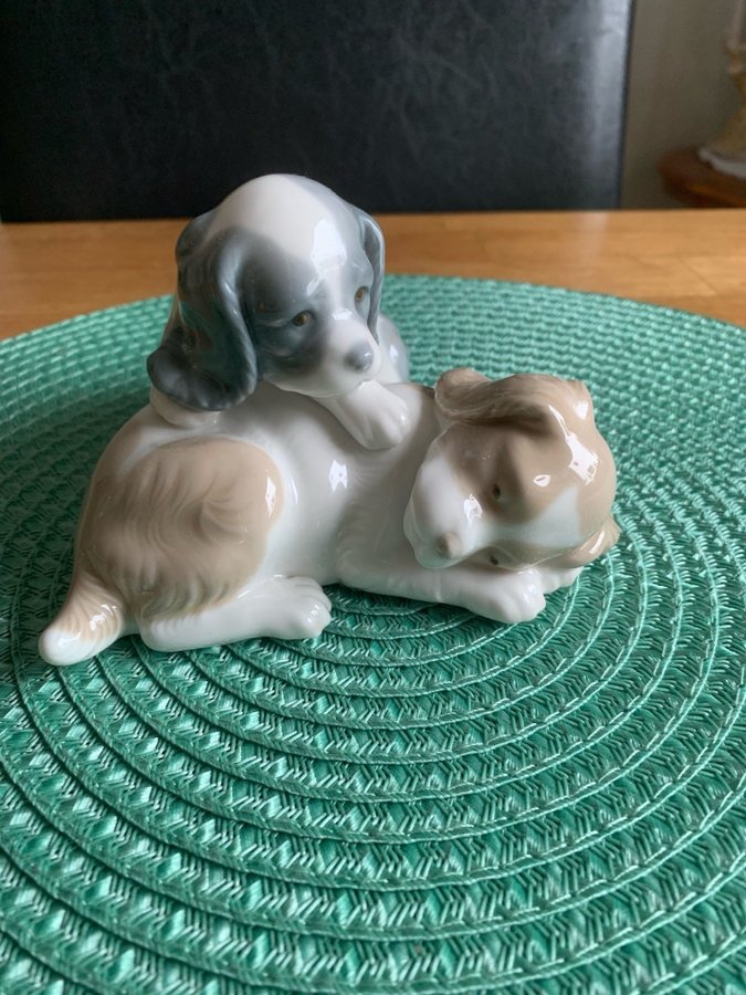 Nao figurin två hundvalpar. Julio Fernandez Lladro