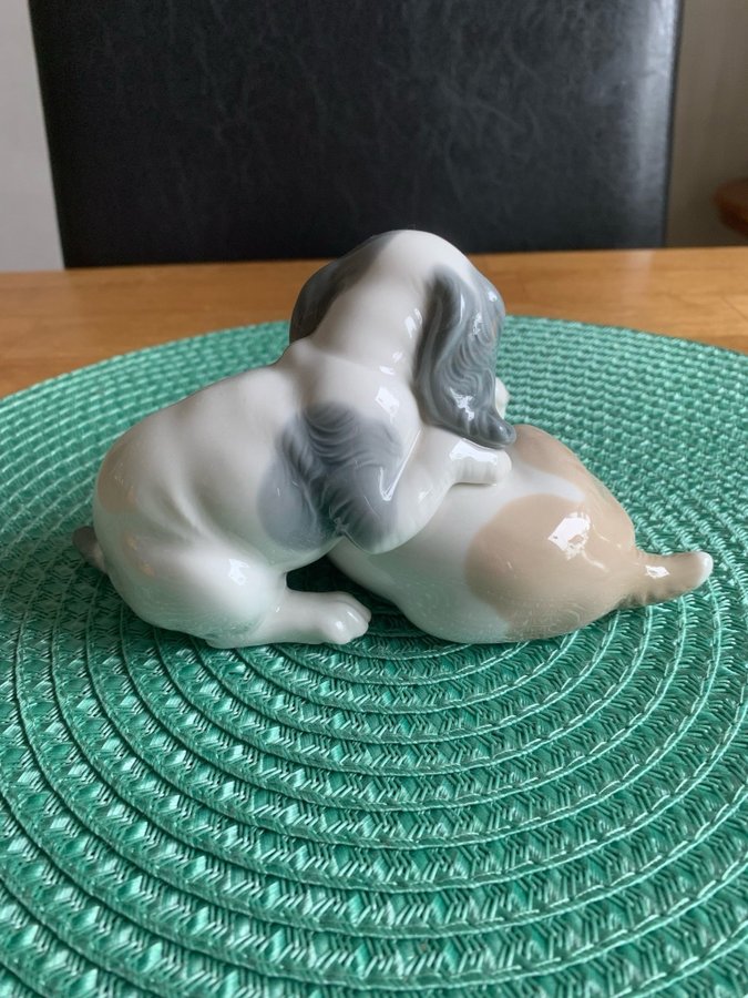 Nao figurin två hundvalpar. Julio Fernandez Lladro