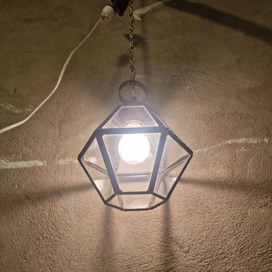 Hängande lampa i mässing