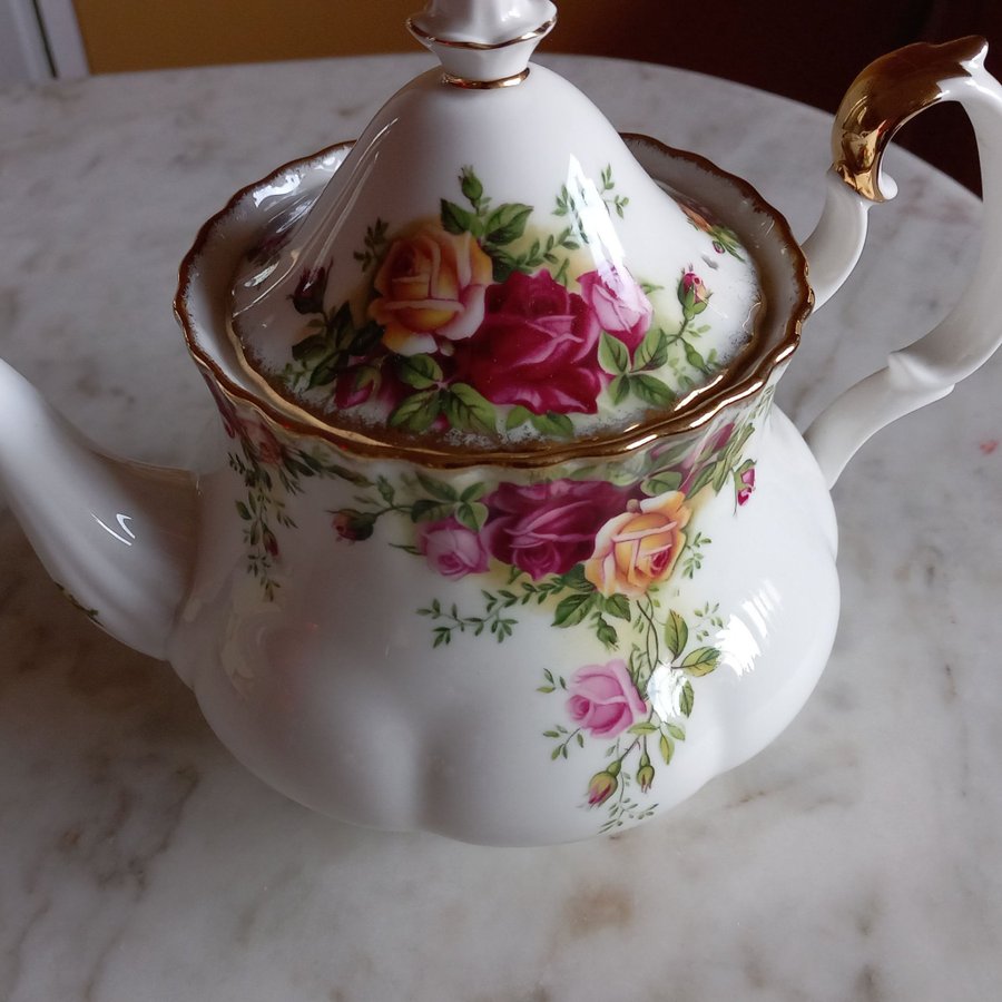 Vintage Royal Albert Old Country Roses Teapot.