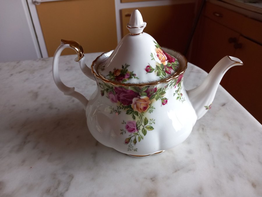 Vintage Royal Albert Old Country Roses Teapot.