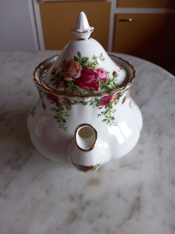 Vintage Royal Albert Old Country Roses Teapot.