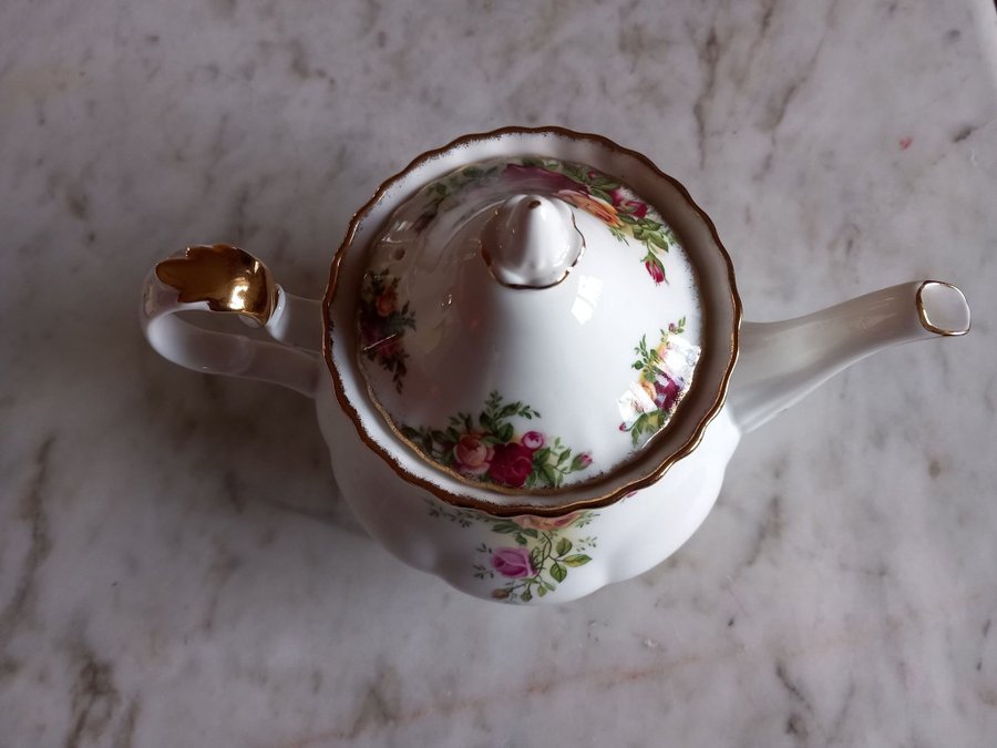 Vintage Royal Albert Old Country Roses Teapot.