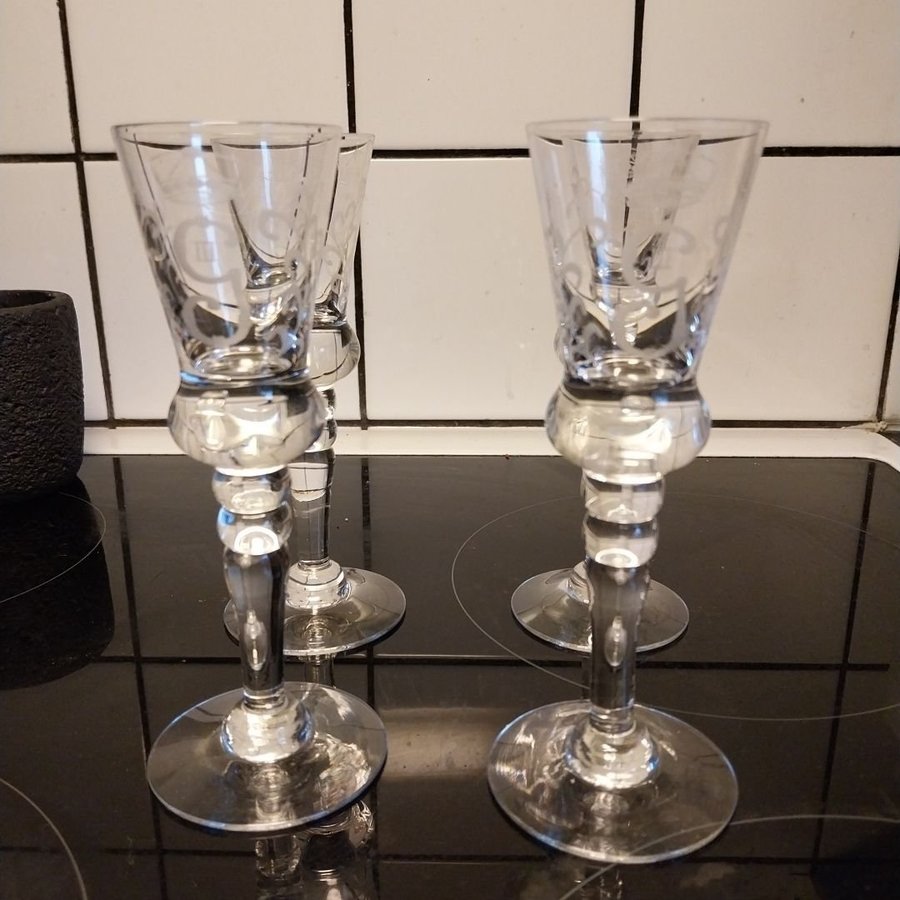 4 st. Graverade snapsglas, Reijmyre,