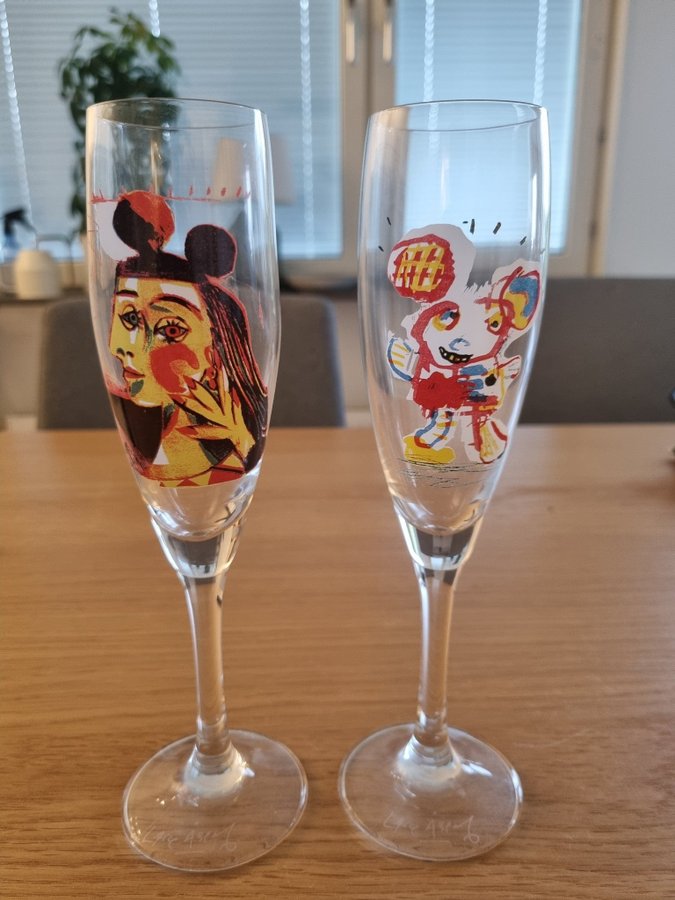 2 st champagneglas (Lasse Åberg - konst på glas)