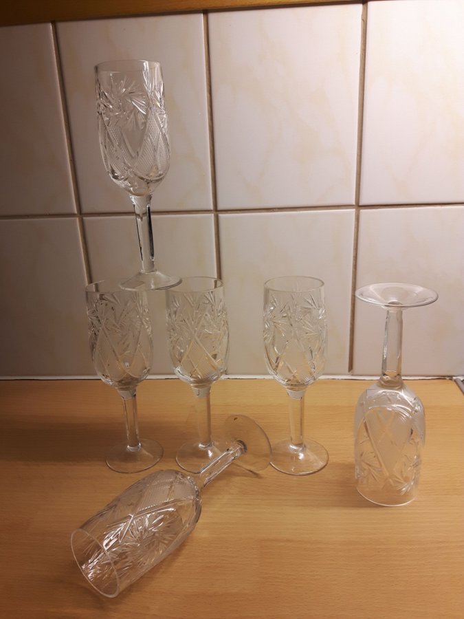 ÄLDRE  Rutslipat Champagneglas  KRISTALL /BOHEMIA/1960 tal