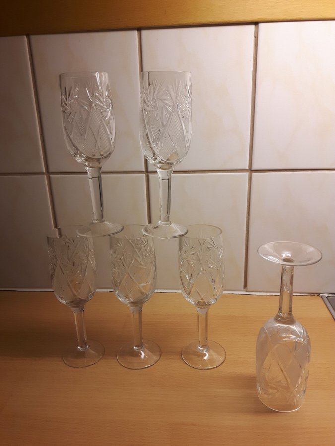 ÄLDRE  Rutslipat Champagneglas  KRISTALL /BOHEMIA/1960 tal