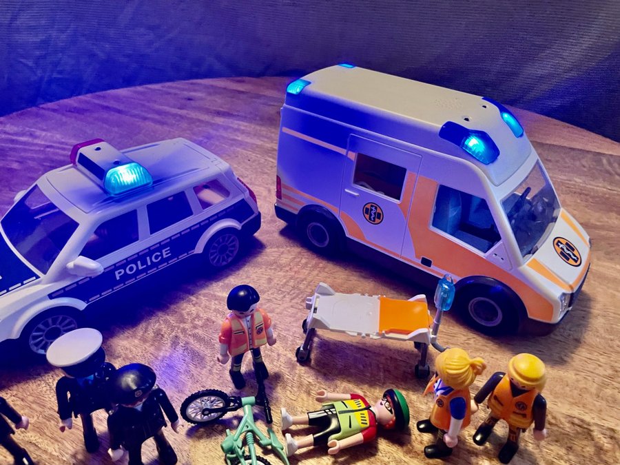 Playmobil ambulans och polisbil mm