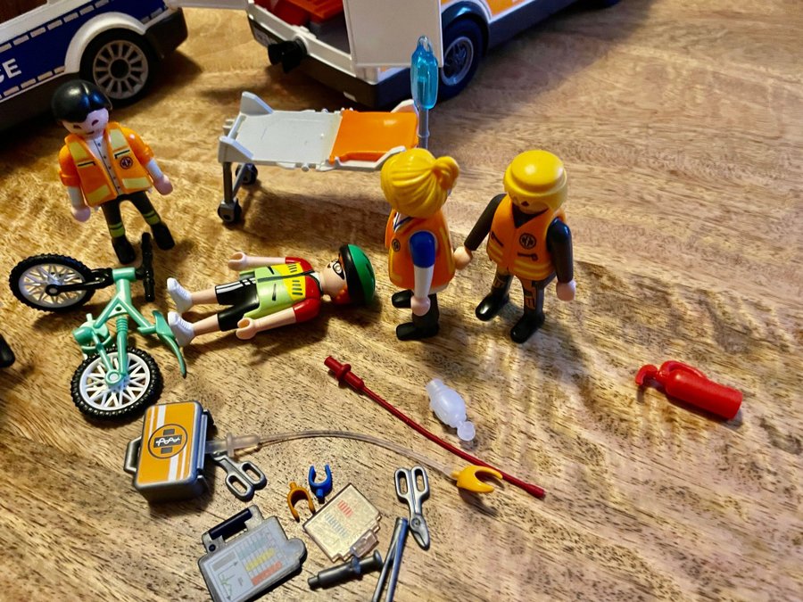 Playmobil ambulans och polisbil mm