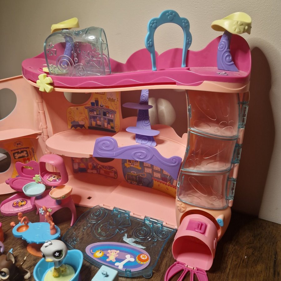 Littlest Pet Shop hus med tillbehör och 24 djur