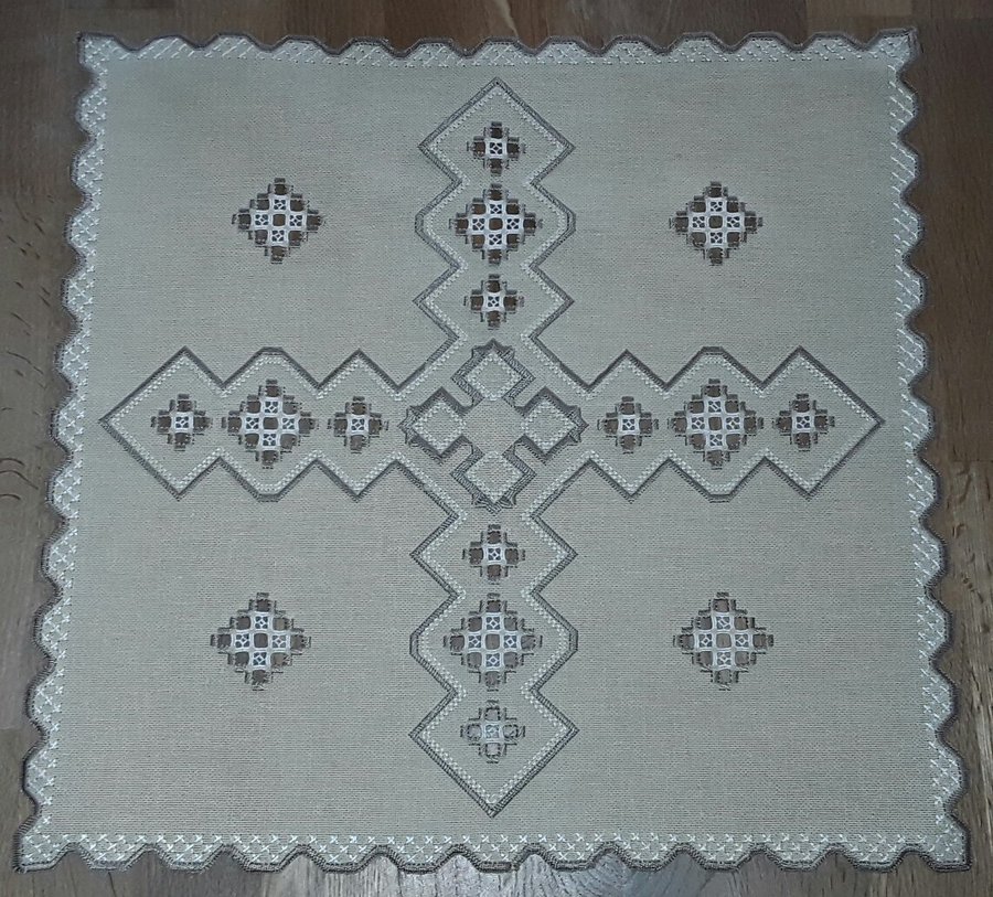 FIN handbroderad äldre ljusbeige Hardanger DUK, välbroderad. NYSKICK. 43x43 cm.