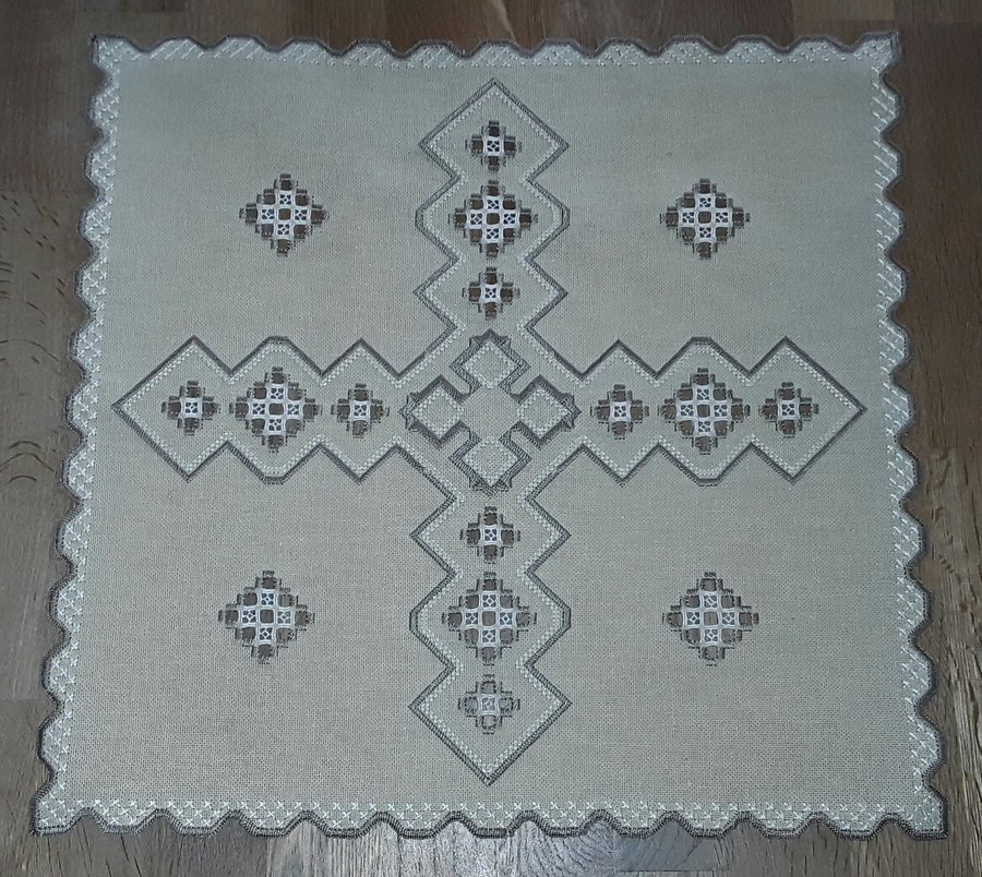 FIN handbroderad äldre ljusbeige Hardanger DUK, välbroderad. NYSKICK. 43x43 cm.