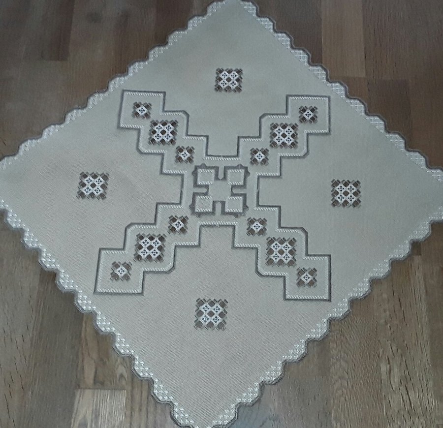 FIN handbroderad äldre ljusbeige Hardanger DUK, välbroderad. NYSKICK. 43x43 cm.