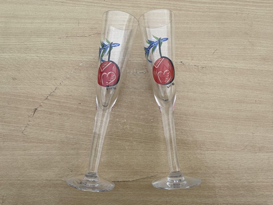 KOSTA BODA - ULRICA HYDMAN VALLIEN - CHRISTMAS APPLE HEARTS - TVÅ CHAMPAGNEGLAS