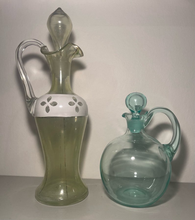 Glas karaffer i grönt och ljusblått glas / vintage