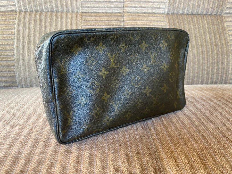 Vintage Authentic Louis Vuitton Monogram Clutch Trousse 28