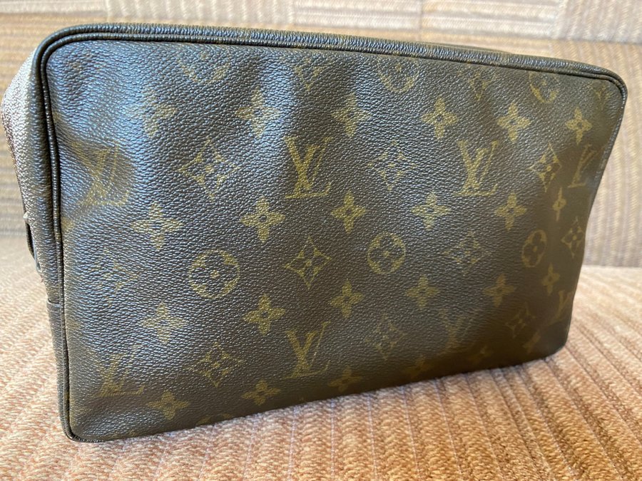 Vintage Authentic Louis Vuitton Monogram Clutch Trousse 28