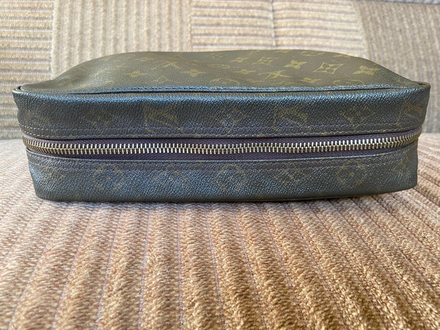 Vintage Authentic Louis Vuitton Monogram Clutch Trousse 28