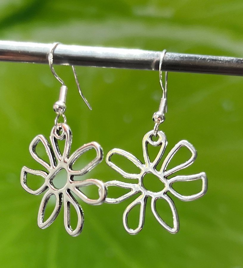 Silver 925/sterlingsilver - örhängen med större blomma/silverpläterad