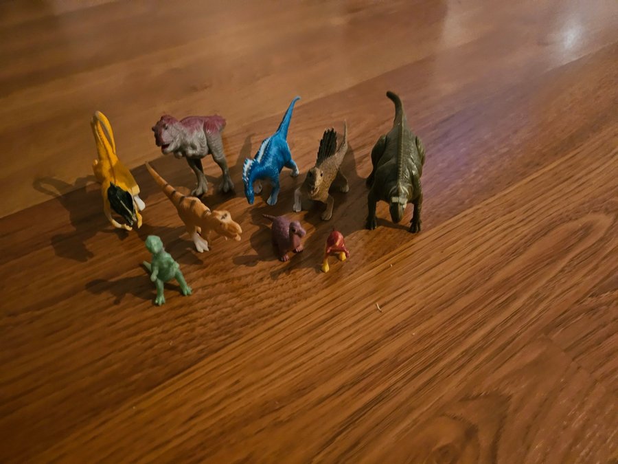 10 stycken dinosauriefigurer