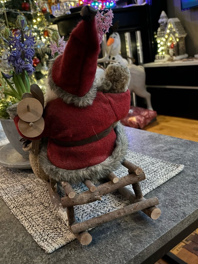 Jultomte på släde med skidor