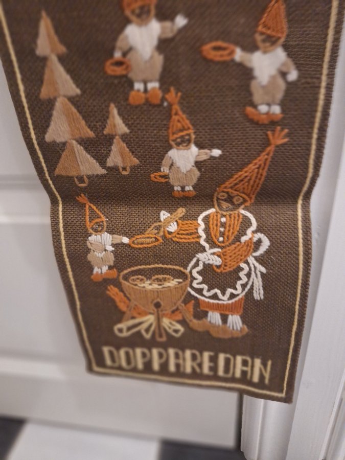 Äldre handbroderad Julväggbonad 70 80-tal med tomtar, pepparkakshus, dopparedan.