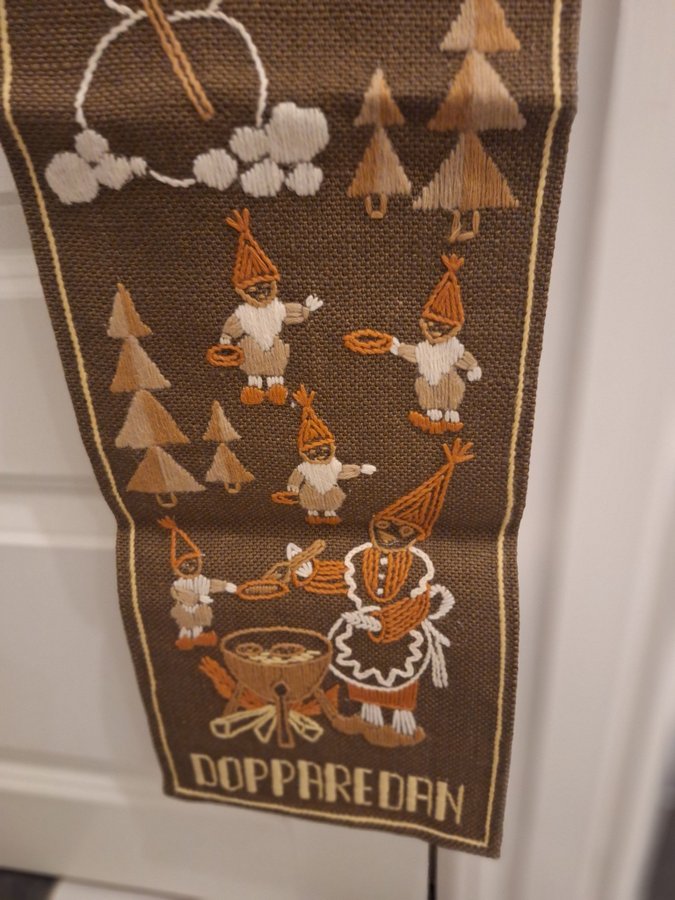 Äldre handbroderad Julväggbonad 70 80-tal med tomtar, pepparkakshus, dopparedan.