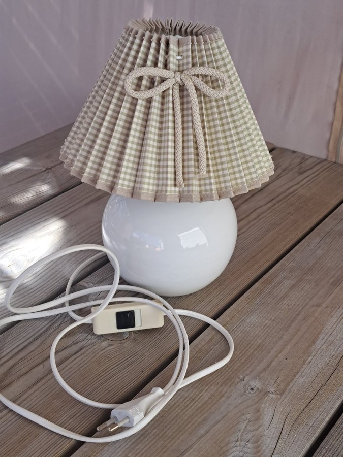 Bordslampa med retro skärm