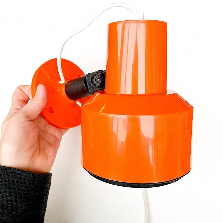 Vägglampa i orange plast. Eliny. Retro 60-, 70-tal