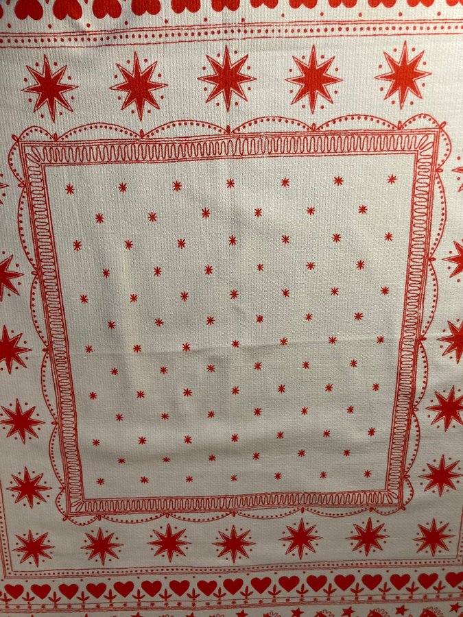 Julduk i bomull med röda stjärnor, hjärtan och hästar. 110 x 105 cm