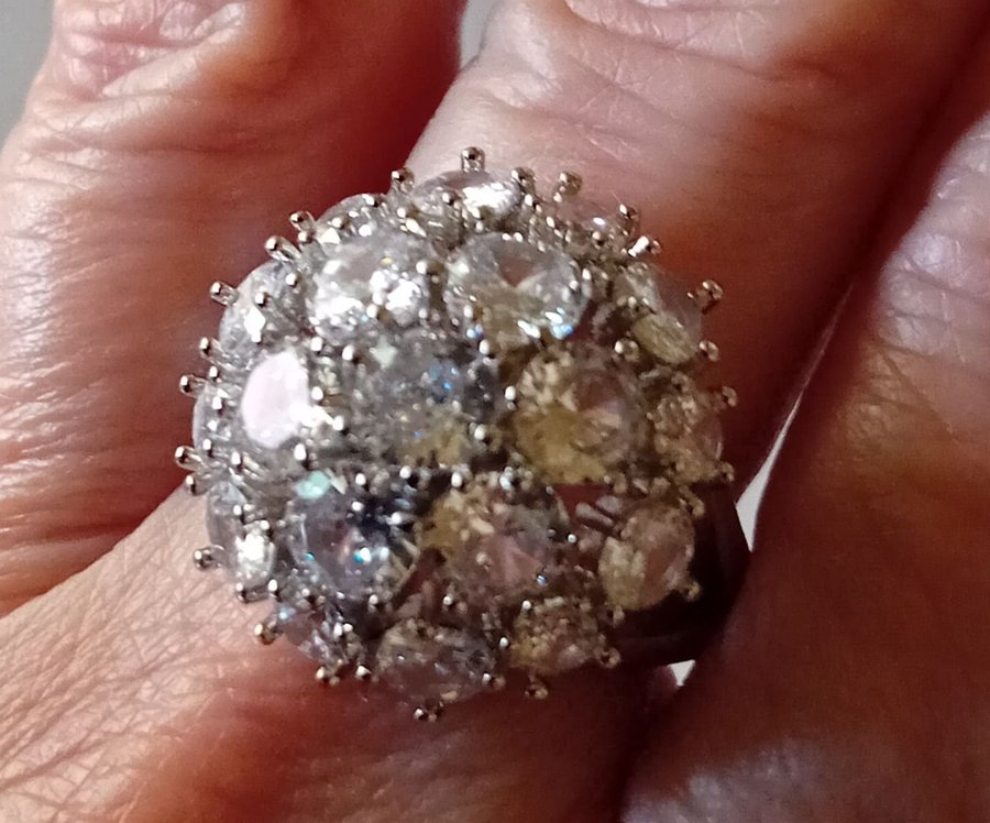 925 huge obviouse ring with zirconnias