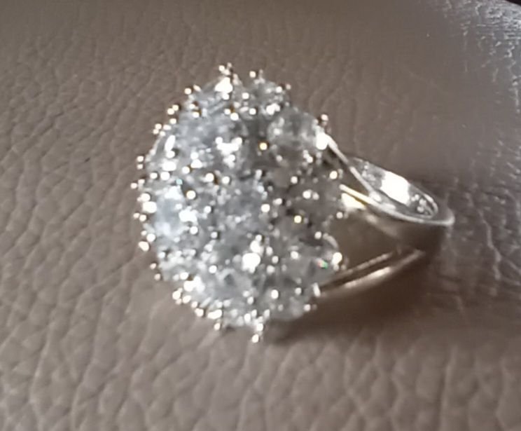 925 huge obviouse ring with zirconnias