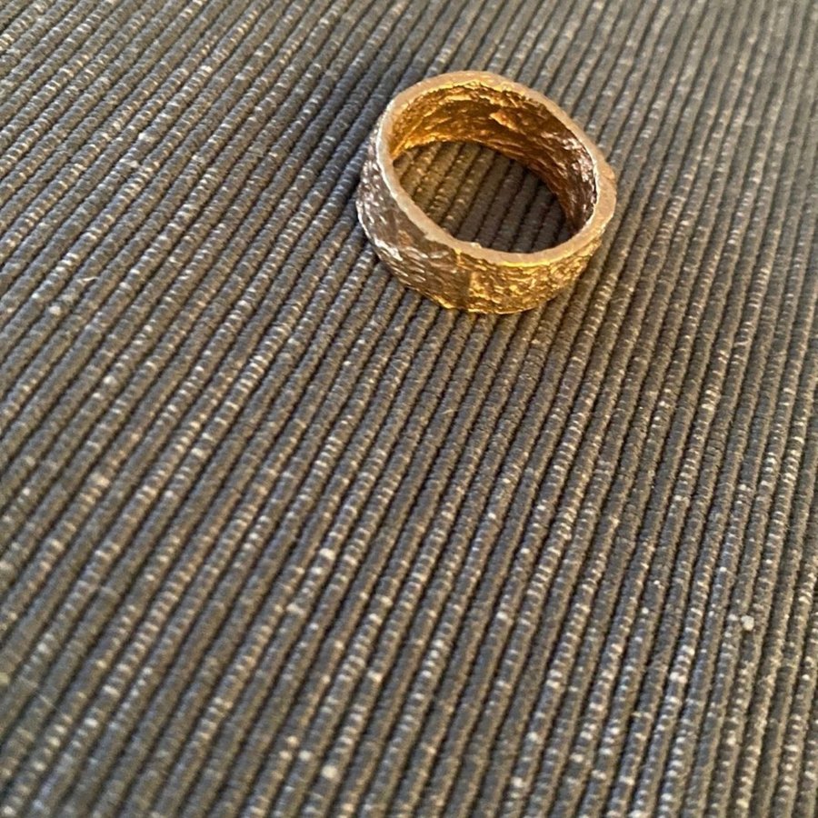 vacker ring i förgyllt silver 925 är 18 mm