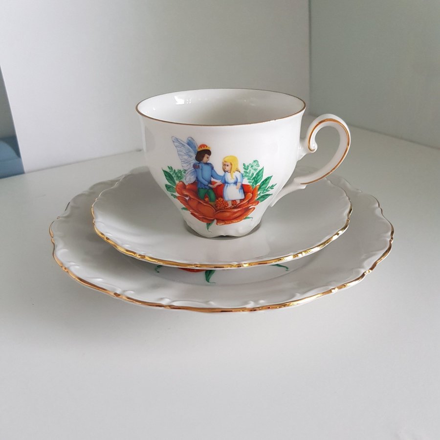 H C Andersen Porslin trio kaffekopp med fat och assiet Eventyr 1975